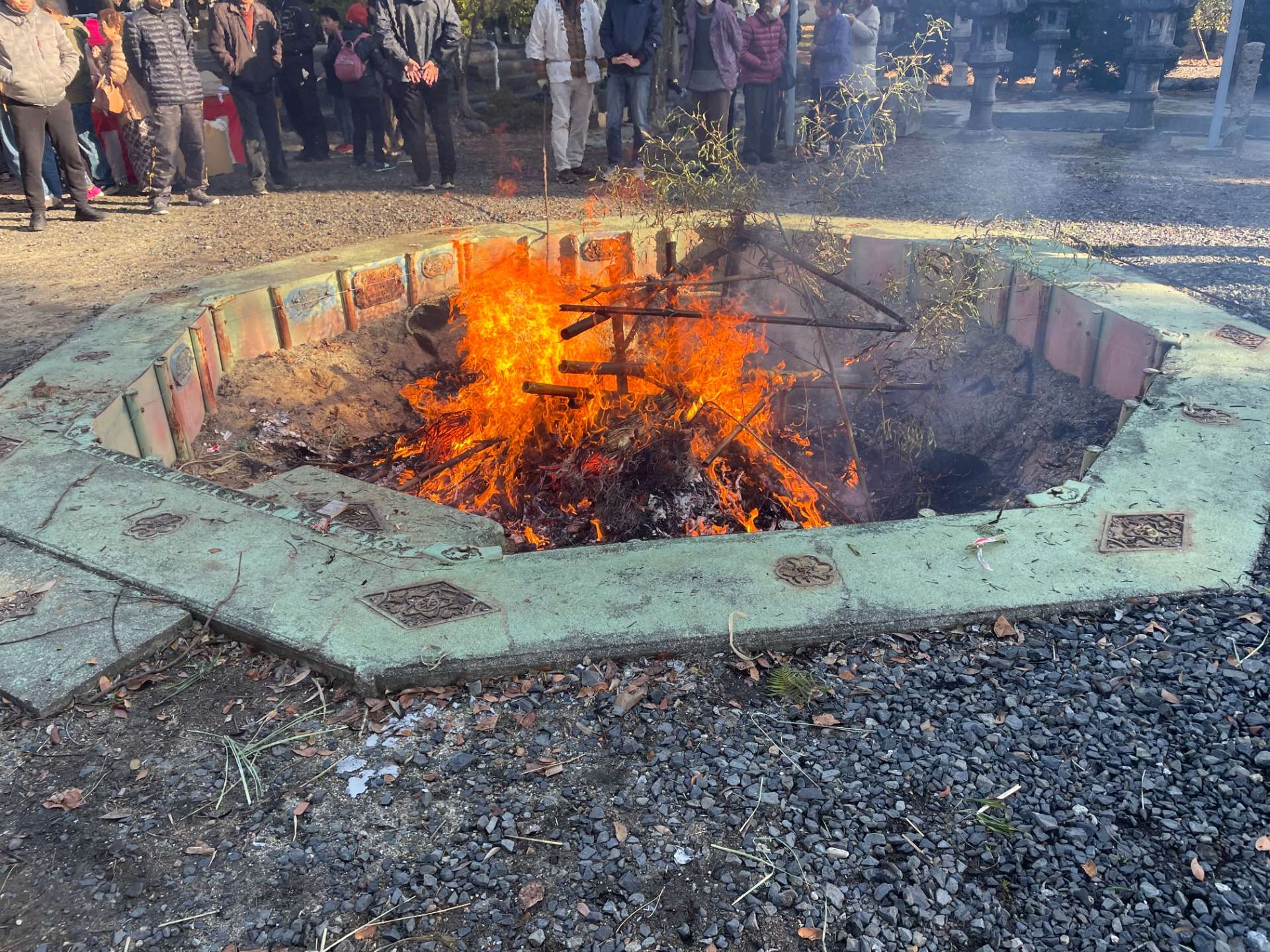 住吉神社でどんど焼きの神事がありました